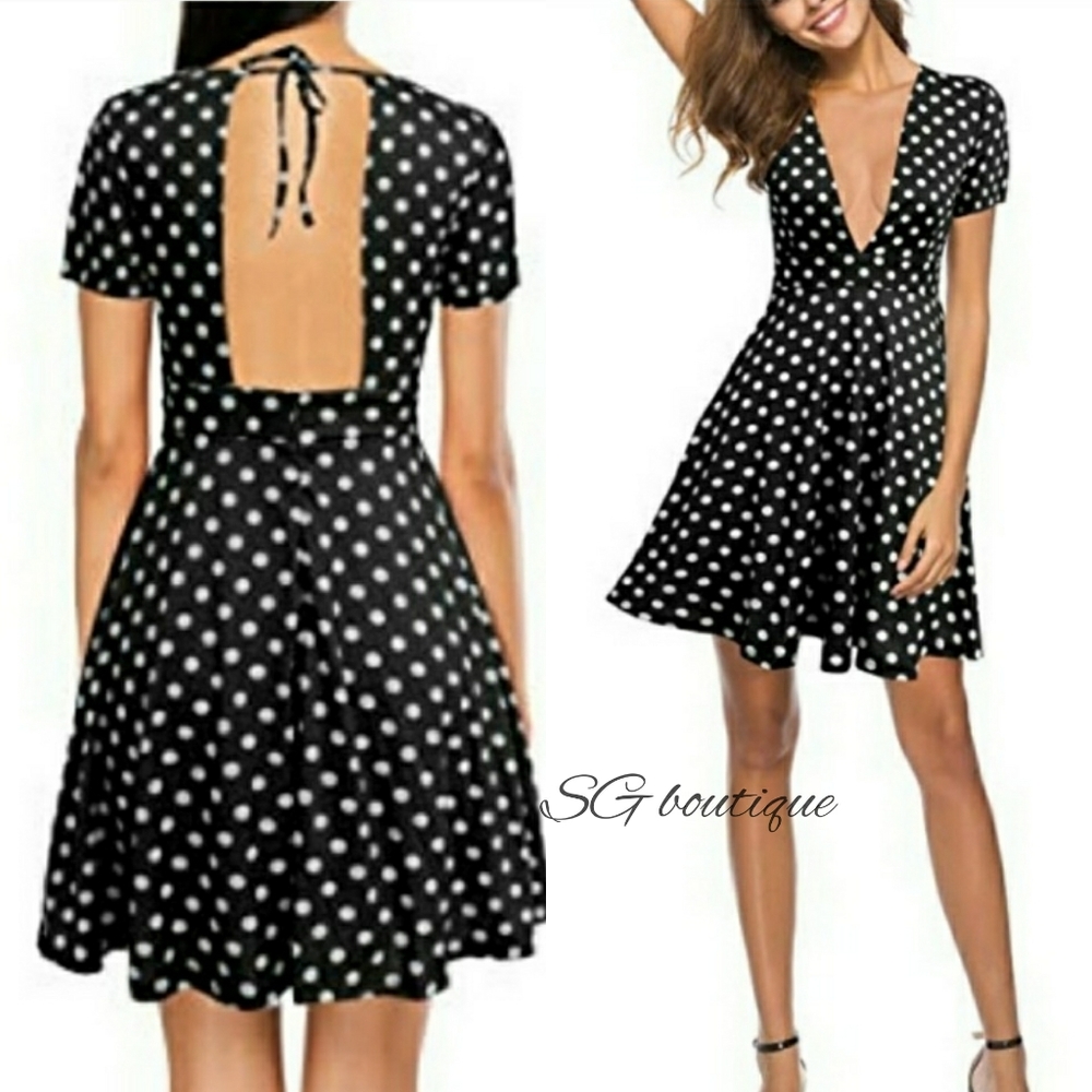 🆕⭐Mod Deep v-neck black polkadot dress⭐